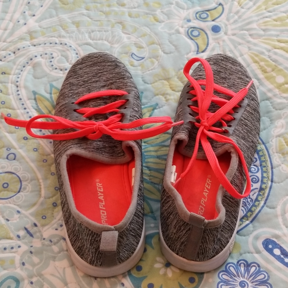 Super comfy fun tennis shoes sz 6 (runs large)